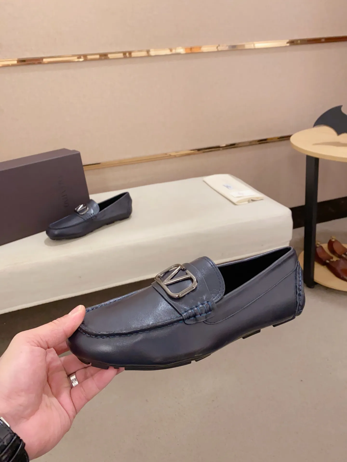 Men's shoes💰: 680💰VALENTINO, made of imported cowhide with imported water-dyed cowhide lining, iconic hardware and iconic wear-resistant outsole. 38-44. 45 VALENTINO packaging can be customized to enjoy the brand’s iconic product packaging